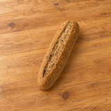 Panecillo de cereales sobre madera