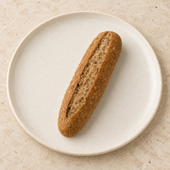 Panecillo de cereales sobre piedra clara