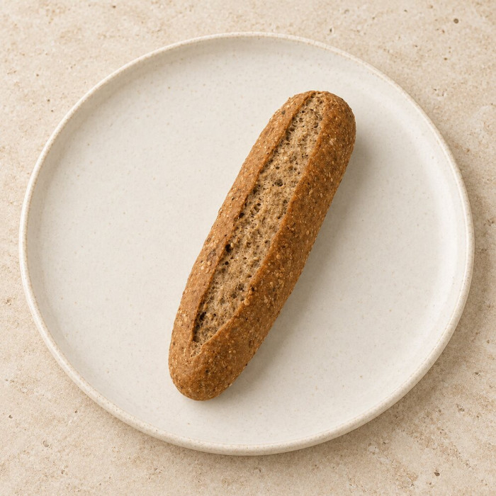 Panecillo de cereales sobre piedra clara