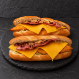 Bocadillo de pollo crujiente sobre pizarra