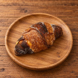 Chucho de crema pastelera sobre madera