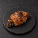 Chucho de crema pastelera sobre pizarra