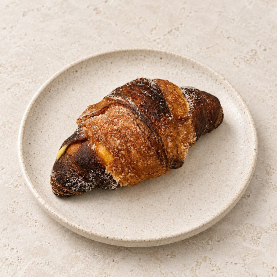 Chucho de crema pastelera sobre piedra clara