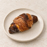 Chucho de crema pastelera sobre piedra clara
