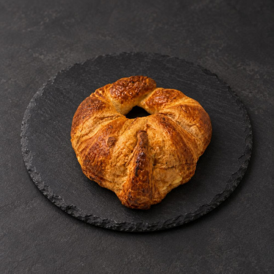 Croissant de cuernos artesanal sobre pizarra | Tu Obrador Tarragona