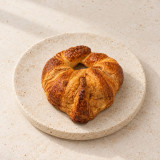 Croissant de cuernos artesanal sobre piedra clara | Tu Obrador Tarragona