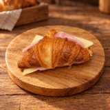 París de jamón york y queso sobre madera | Tu Obrador Tarragona