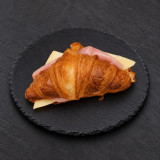 París de jamón york y queso sobre pizarra | Tu Obrador Tarragona