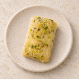 Mini brazo de pistacho sobre piedra clara | Tu Obrador Tarragona