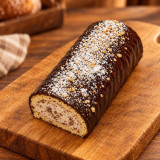 Mini brazo de chocolate y almendra sobre madera | Tu Obrador Tarragona