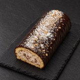 Mini brazo de chocolate y almendra sobre pizarra | Tu Obrador Tarragona