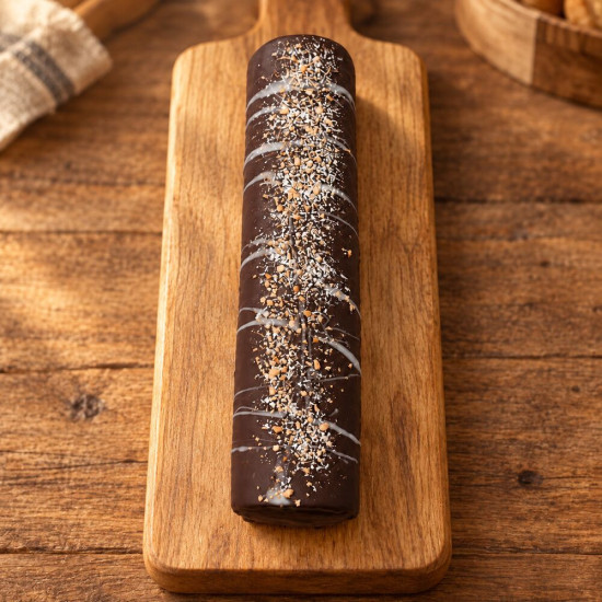 Brazo de chocolate y almendra sobre madera | Tu Obrador Tarragona