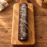 Brazo de chocolate y almendra sobre madera | Tu Obrador Tarragona
