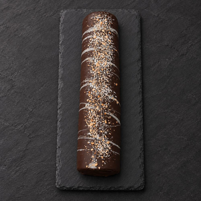 Brazo de chocolate y almendra sobre pizarra | Tu Obrador Tarragona