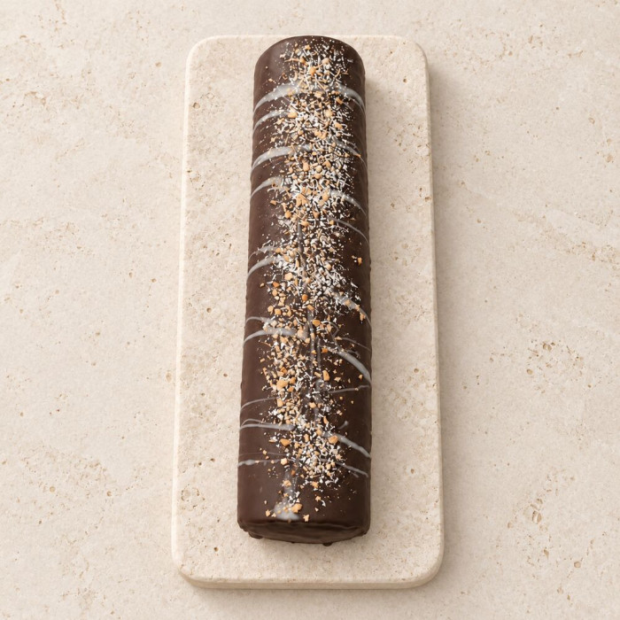 Brazo de chocolate y almendra sobre piedra clara | Tu Obrador Tarragona