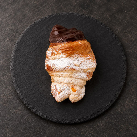 Cruasán dúo chocolate sobre pizarra | Tu Obrador Tarragona