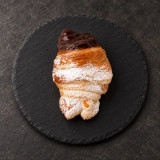 Cruasán dúo chocolate sobre pizarra | Tu Obrador Tarragona
