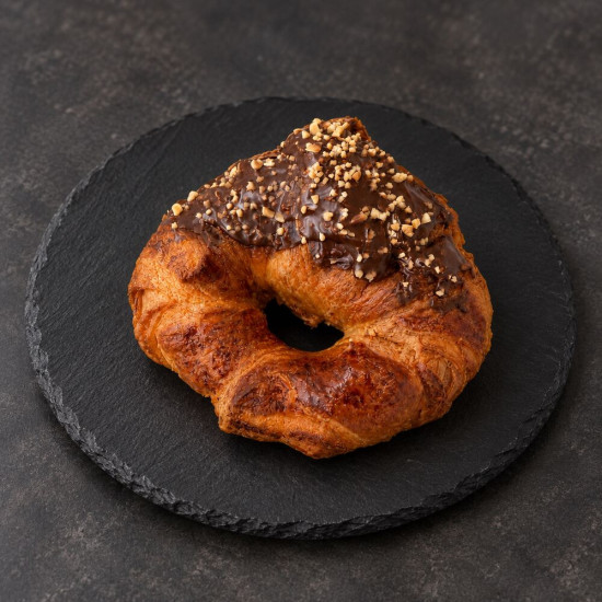 Croissant rocher de avellanas sobre pizarra | Tu Obrador Tarragona
