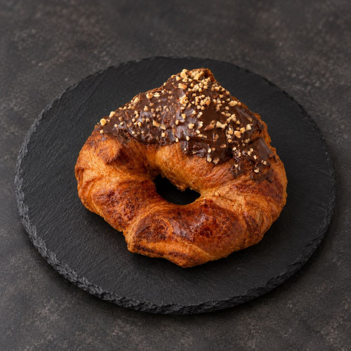 Croissant rocher de avellanas sobre pizarra | Tu Obrador Tarragona