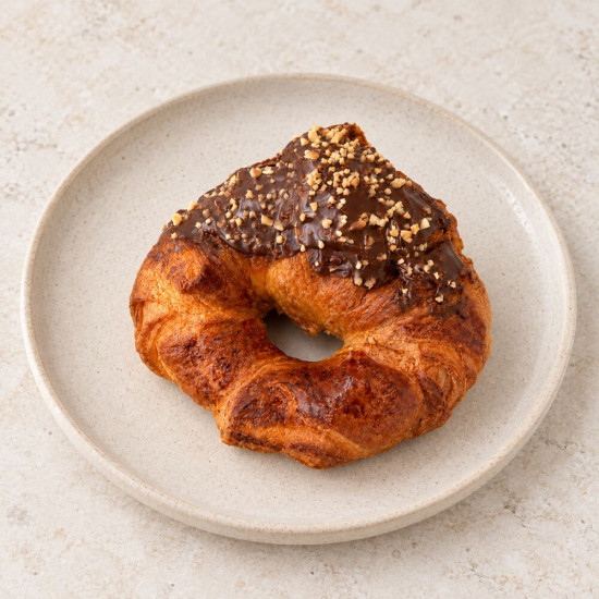 Croissant rocher de avellanas sobre piedra clara | Tu Obrador Tarragona