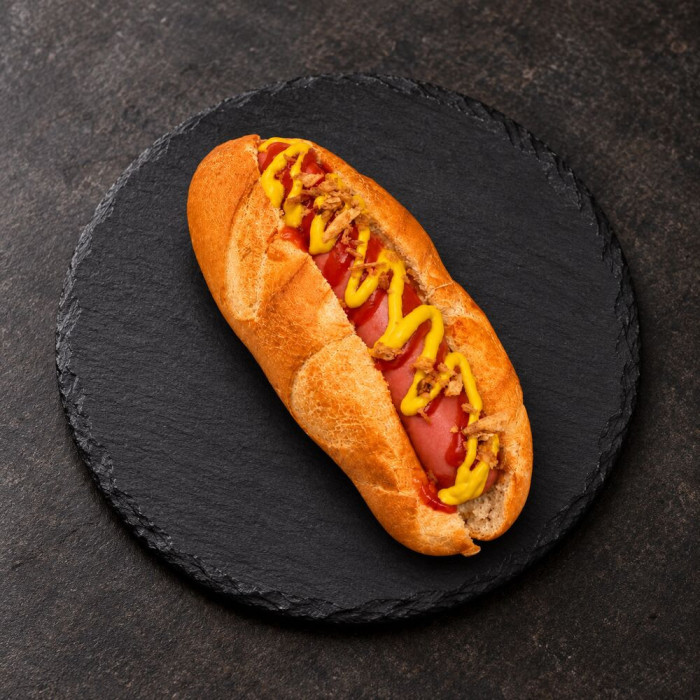 Bocadillo Frankfurt con cebolla crujiente sobre pizarra | Tu Obrador Tarragona