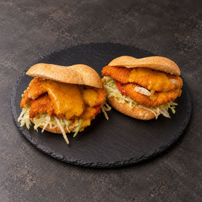 Mollete de pollo crujiente sobre pizarra | Tu Obrador Tarragona