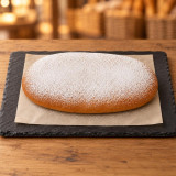 Coca brioche artesanal sin rellenar sobre pizarra