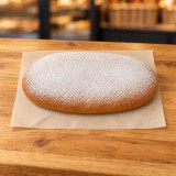 Coca brioche artesanal sin rellenar sobre madera