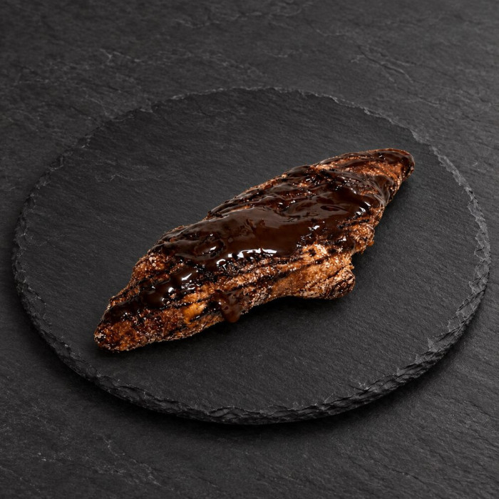 Chucho de chocolate sobre pizarra